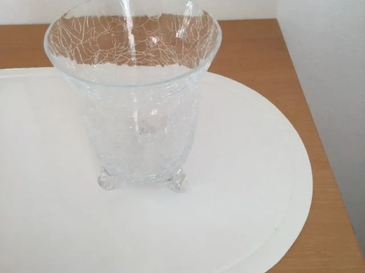 Billede 4 - Glasvase på 3 små fødder. Ligner krakeleret glas!