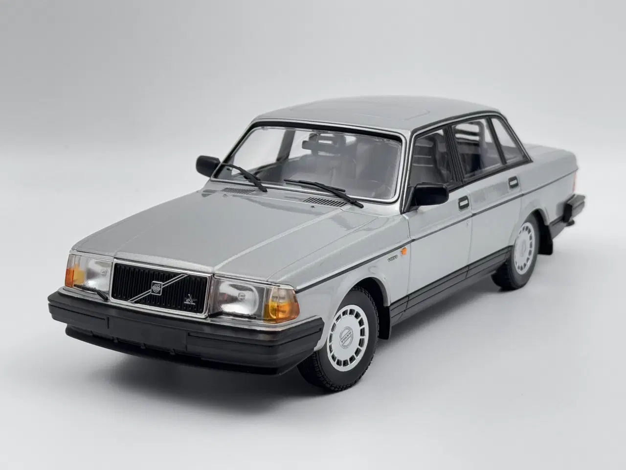 Billede 1 - 1986 Volvo 240 GL 1:18  Super flot og detaljeret