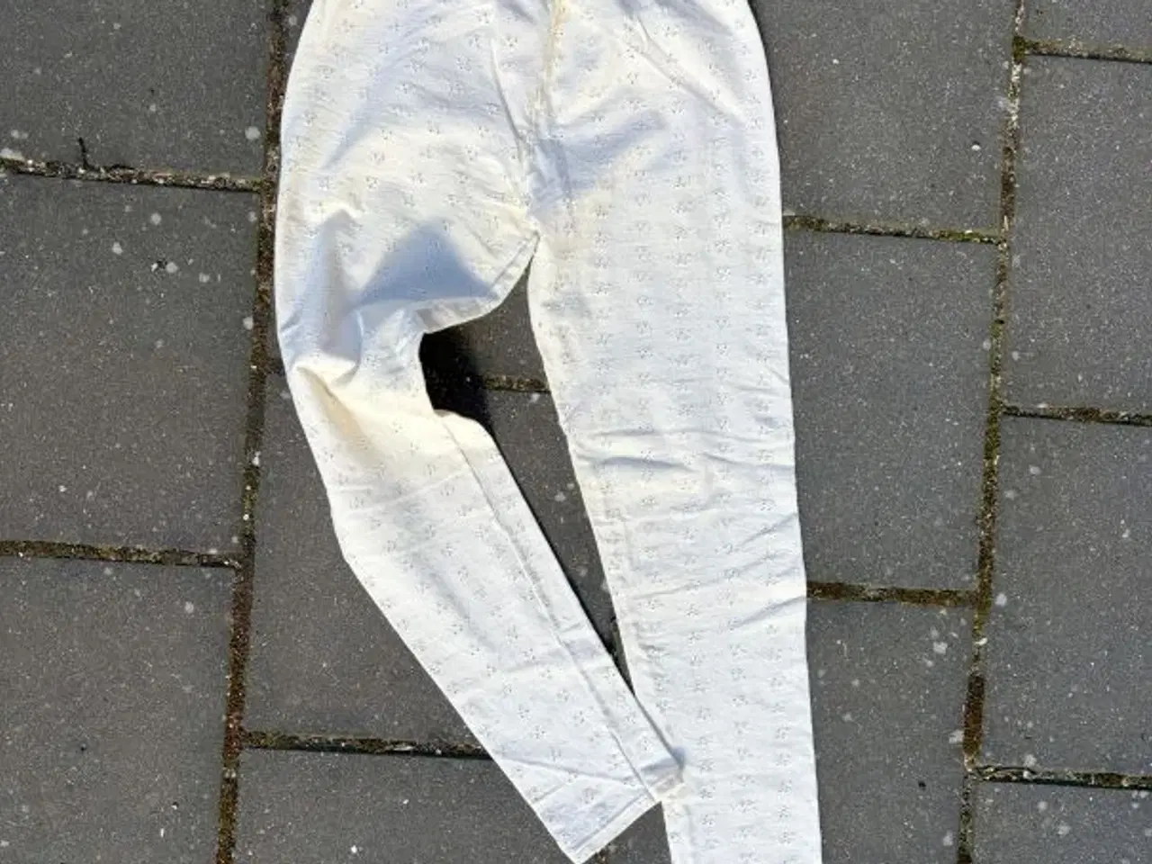 Billede 2 - Feminine broderie anglaise-leggins