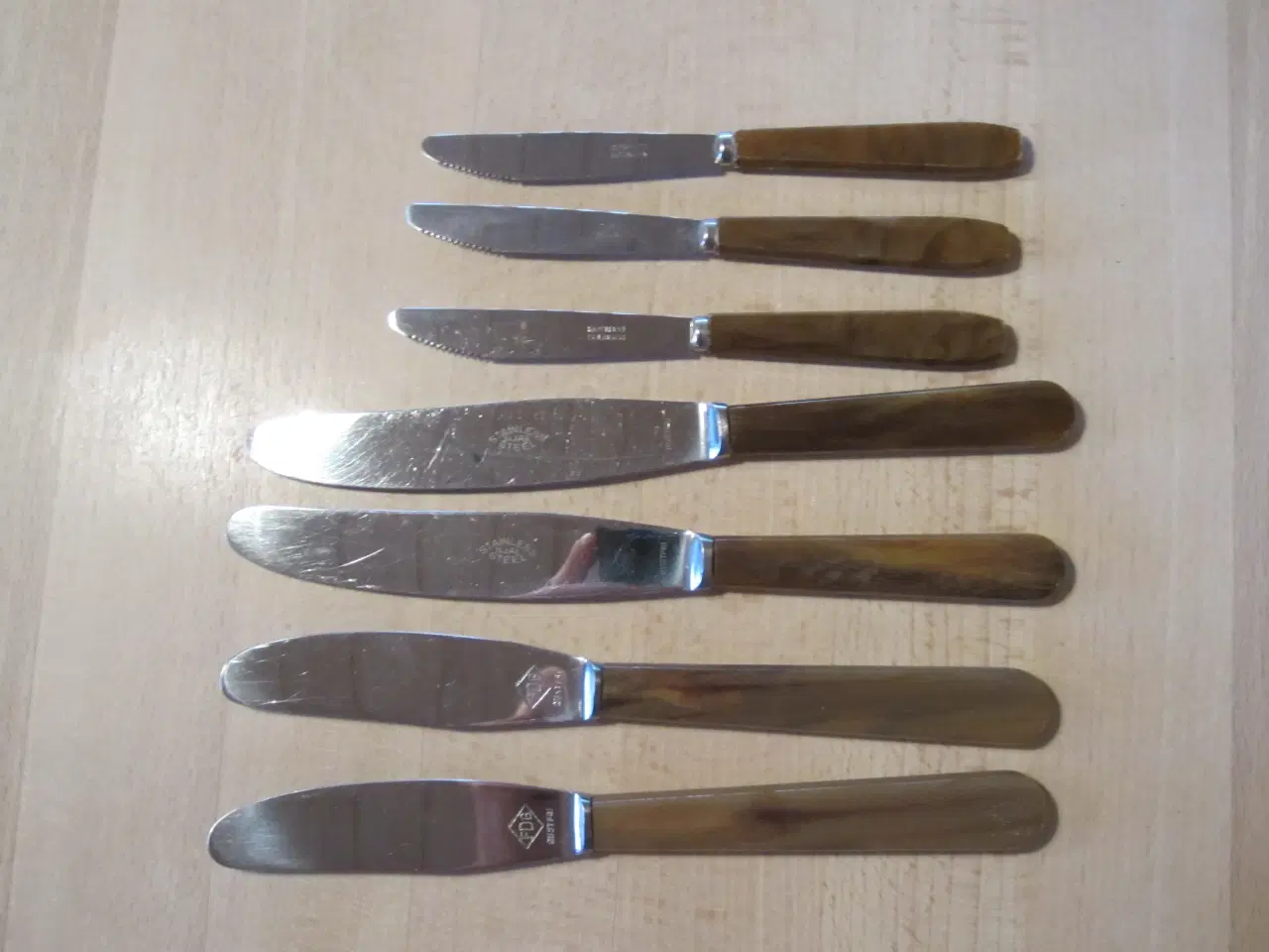 Billede 2 - 7 stk. knive med flot brun skaft