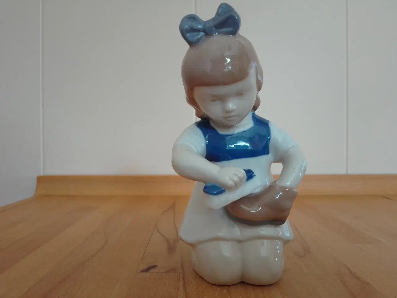 Billede 1 - Poselæns figur pige