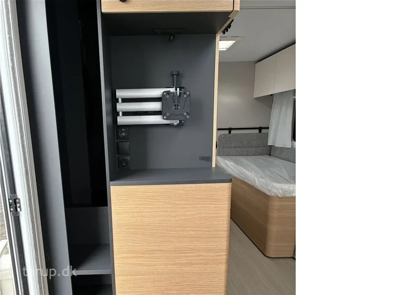 Billede 9 - 2026 - Adria Adora 663 UT Alde   ALDE centralvarme, elektrisk gulvvarme, frontkøkken, rundsiddegruppe, SmartBox gaskasse opbevaring, stort køleskab, enkeltsenge