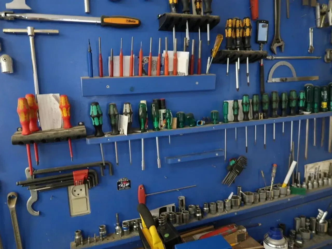 Billede 7 - Arbejdsbord med skruestik samt værktøjstavle med div. Værktøj