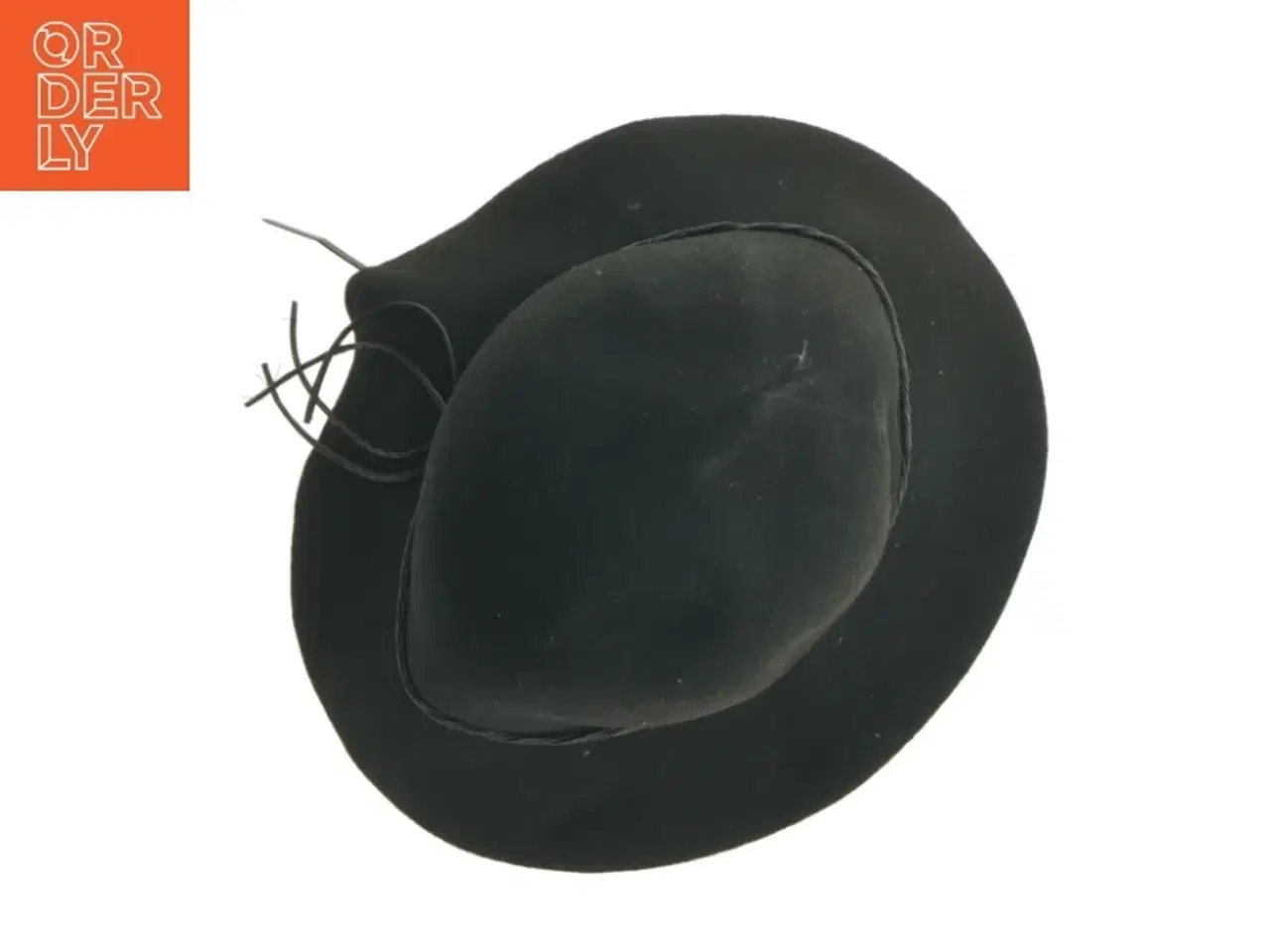 Billede 3 - Sort filthat med bånd fra Wannabes (str. Ø 18 cm)