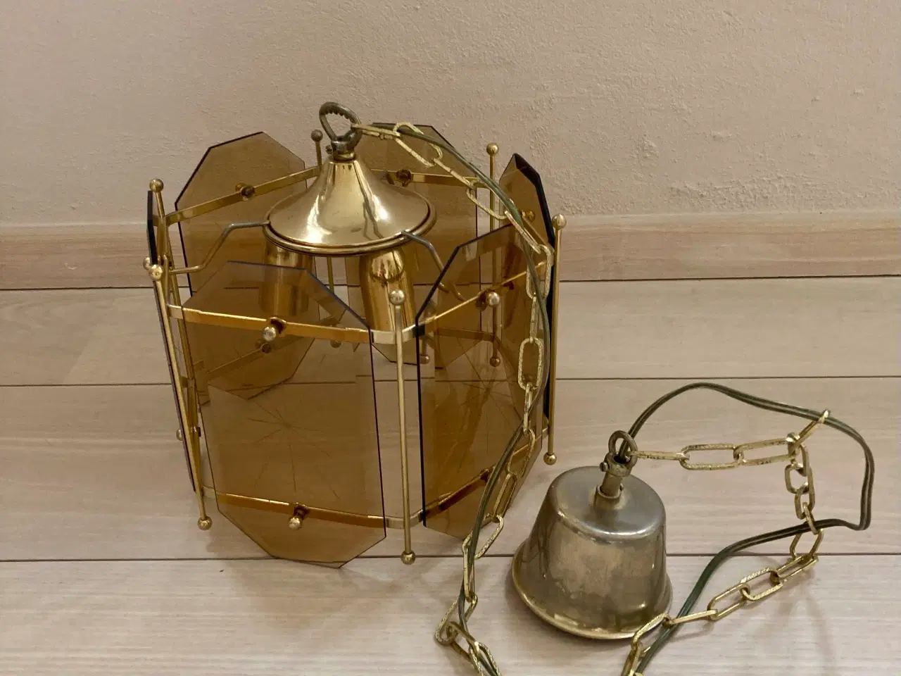 Billede 3 - Vintage lysekrone i messing og let røget glas,