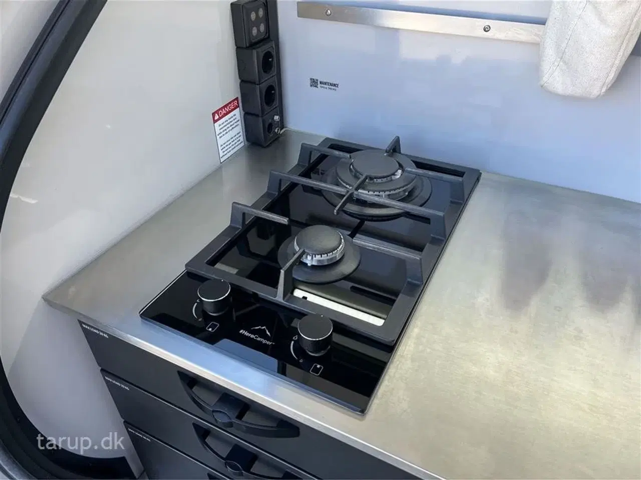 Billede 17 - 2023 - Hero Camper Ranger R   Køkkentelt, solcelle og batteripakke, alufælge, Webasto diesel fyr, Hero Camper Skyebox, markise, køleboks, endekøkken med 2 gasblus.