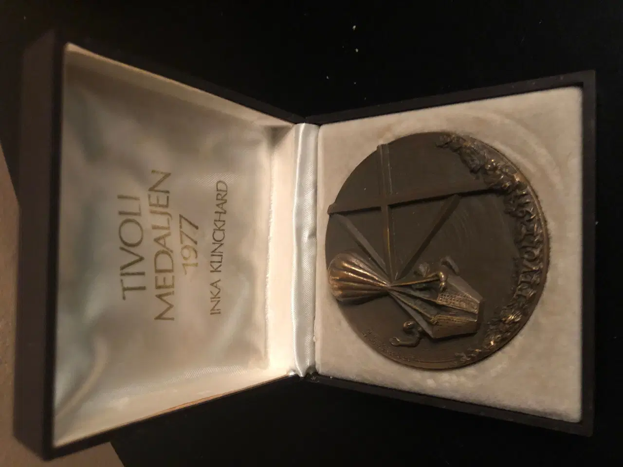 Billede 2 - Sjælden Tivoli medalje fra 1977