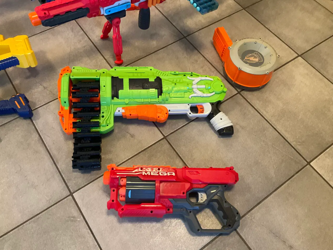 Billede 6 - 9 Nerf Gun, vest og ekstra spand med skud 