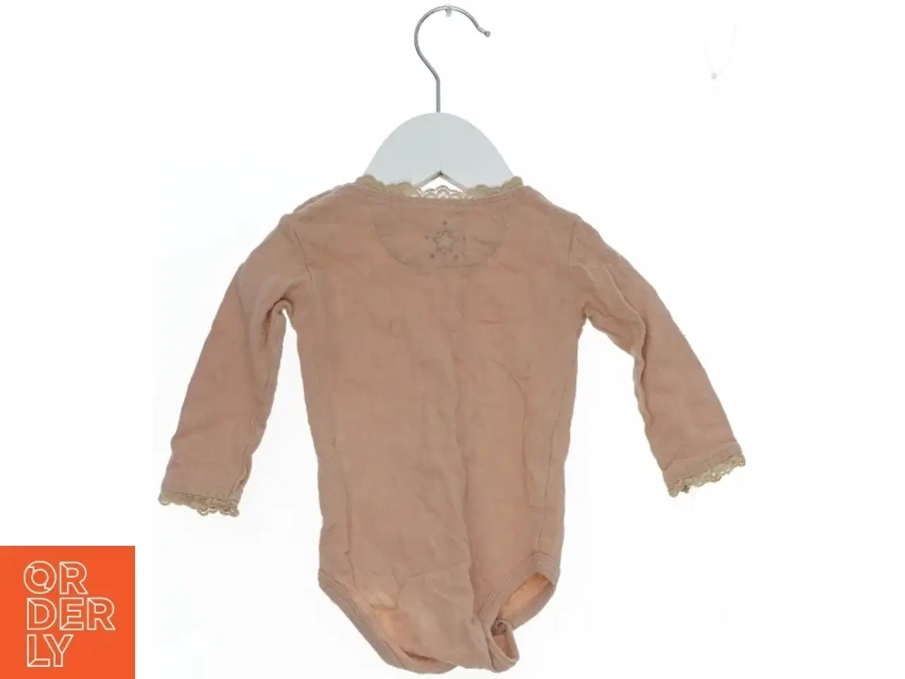 Billede 2 - Langærmet rosa bodystocking med blondekant fra En Fant (str. 62)