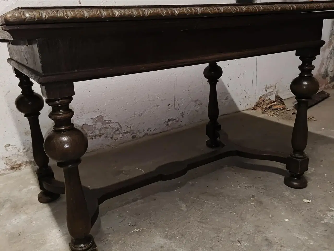 Billede 3 - Massivt sofabord i træ – slidt, men solidt