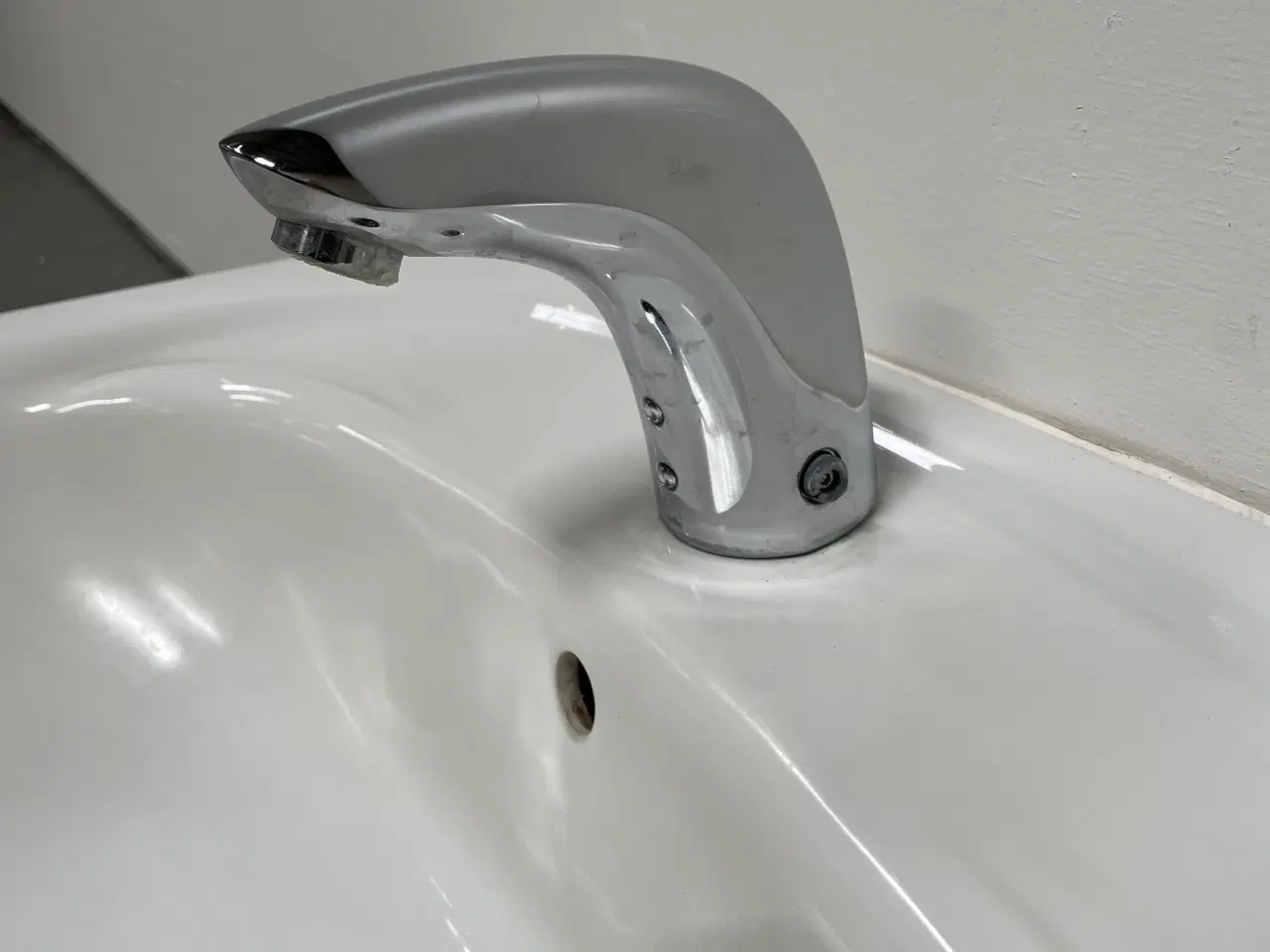 Billede 3 - Ifö håndvask med oras berøringsfrit armatur, 575x235x440mm, hvid
