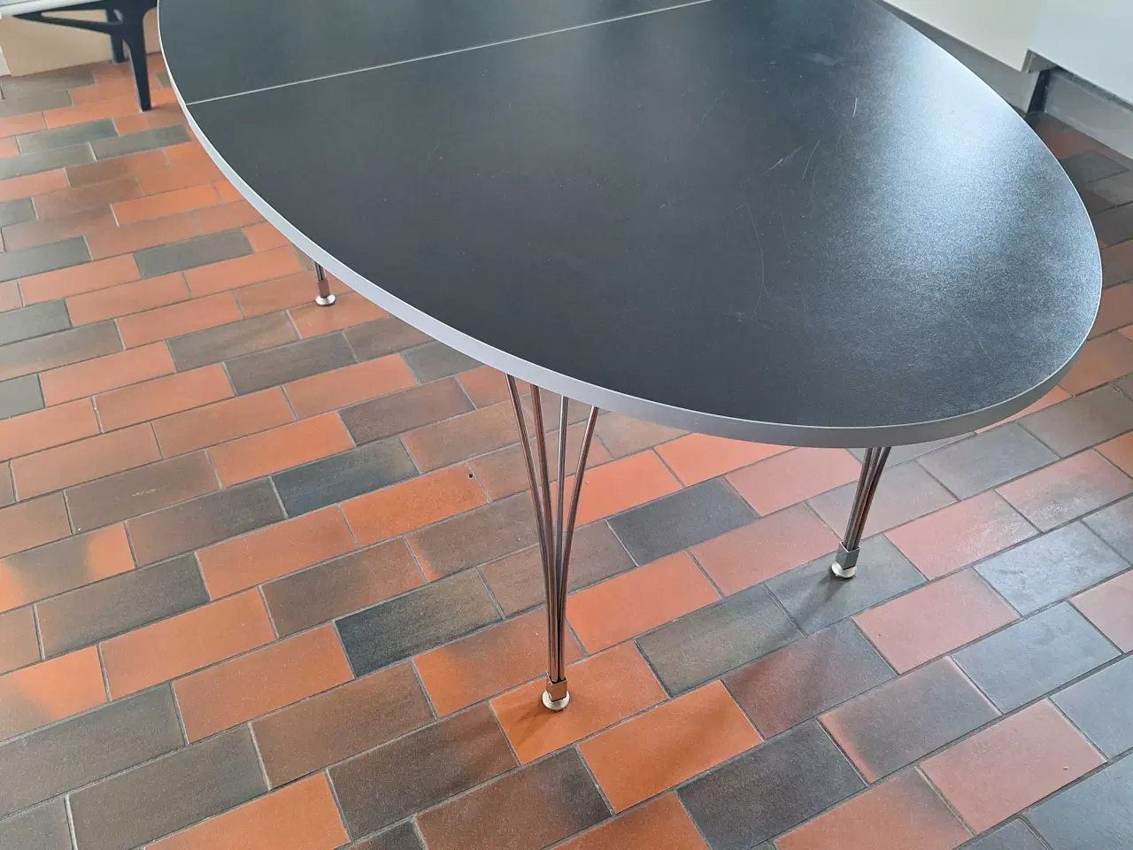 Billede 3 - Ovalt spisebord med tillægsplade