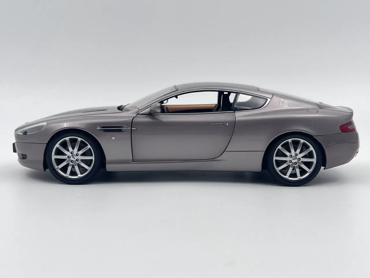 Billede 3 - 2003 Aston Martin DB9 Coupe - MINICHAMPS - 1:18