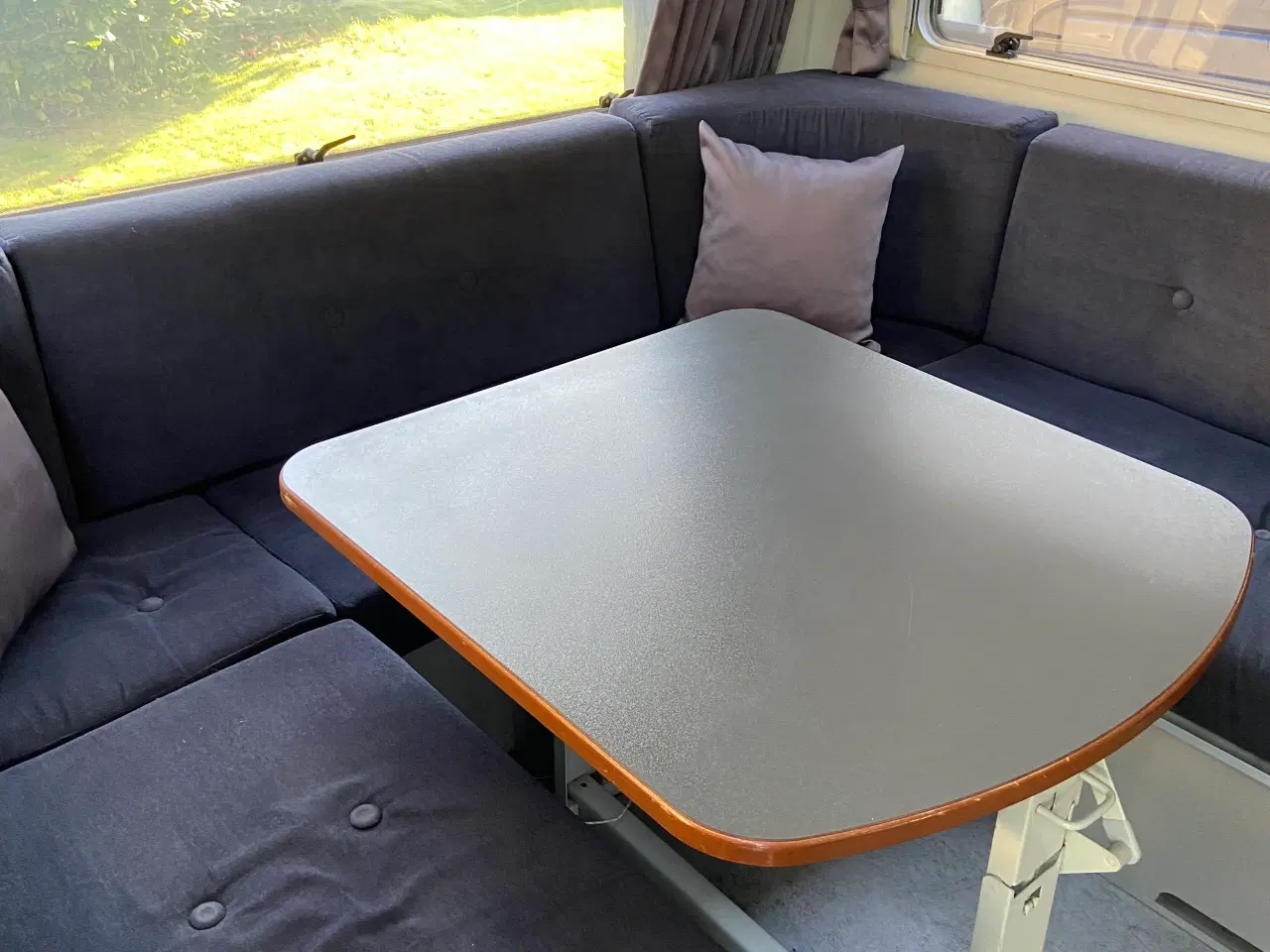 Billede 3 - Helårs  campingvogn med sol på taget og motor ben