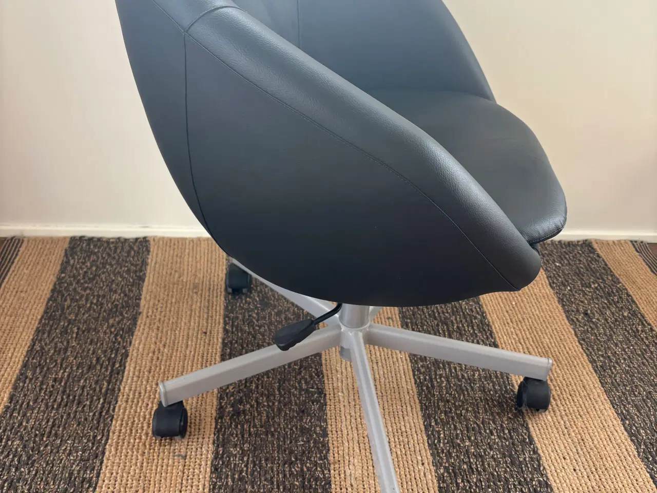 Billede 2 - Flot skrivebordsstol i sort