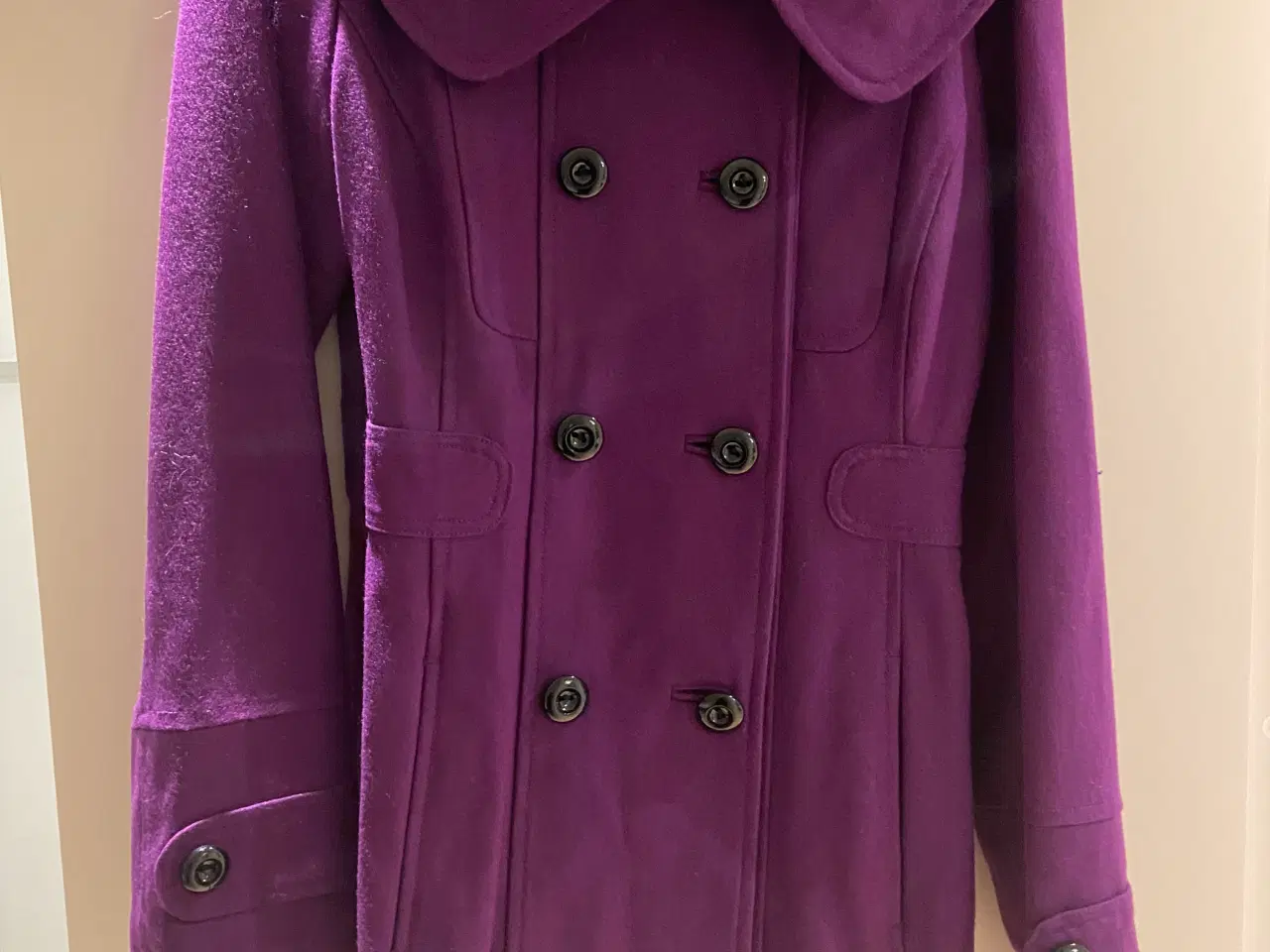 Billede 1 - Jakke lilla med sorte knapper