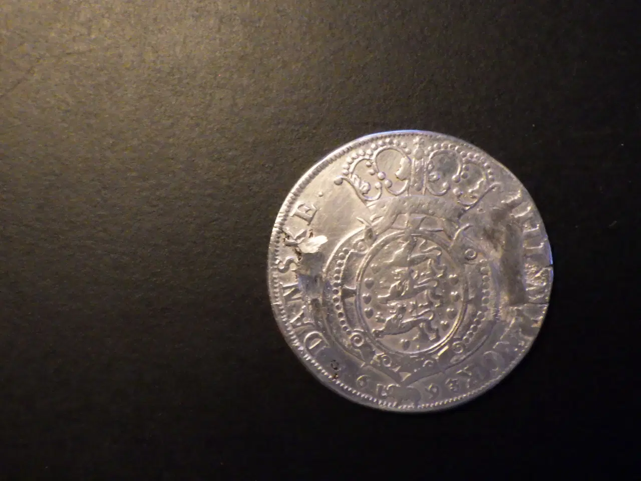 Billede 4 - Dansk 4 mark fra 1693 fra Glückstadt af Chr. 5