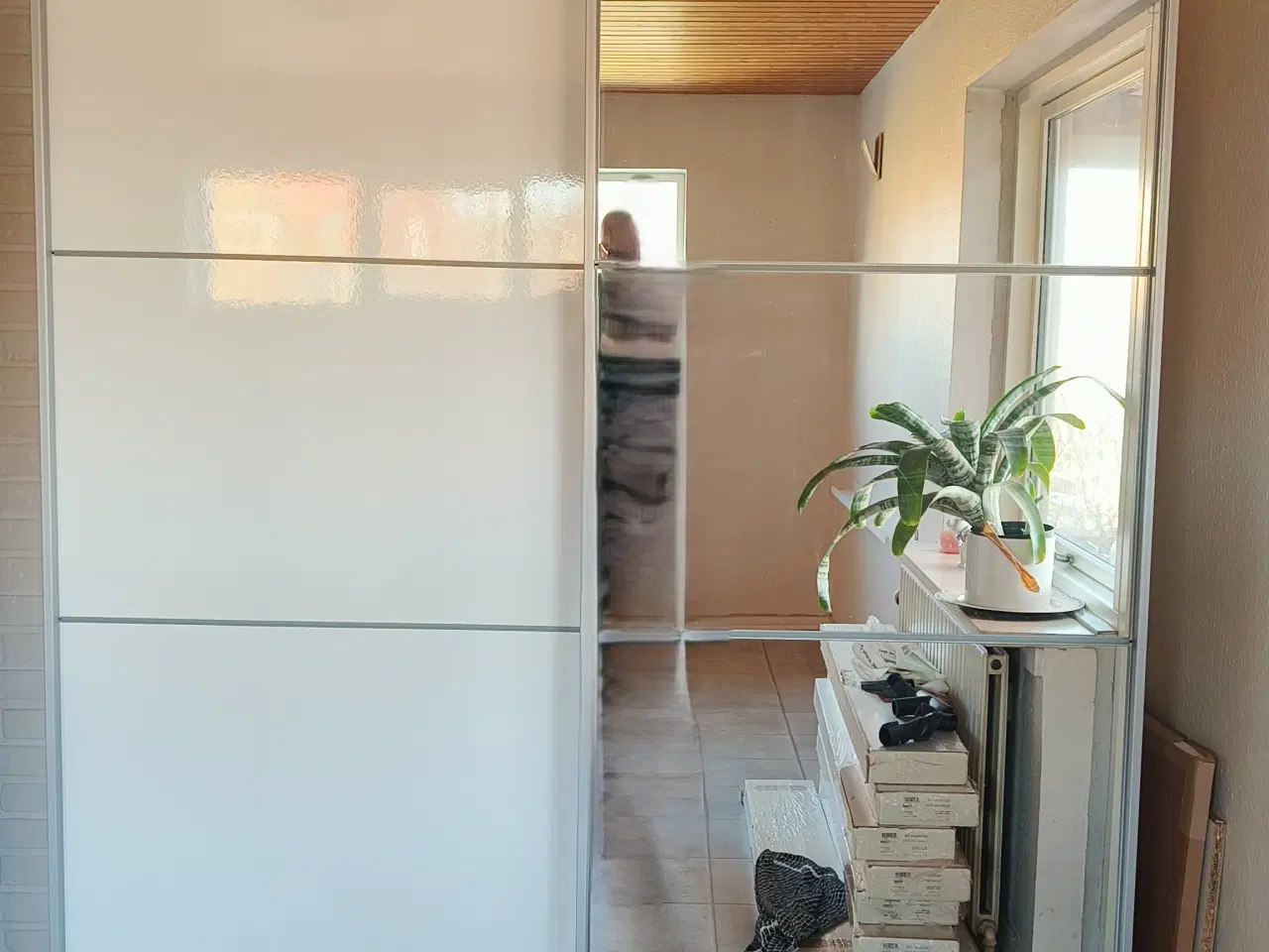 Billede 1 - IKEA Pax m. Skydelåger i højglans hvid og Spejl