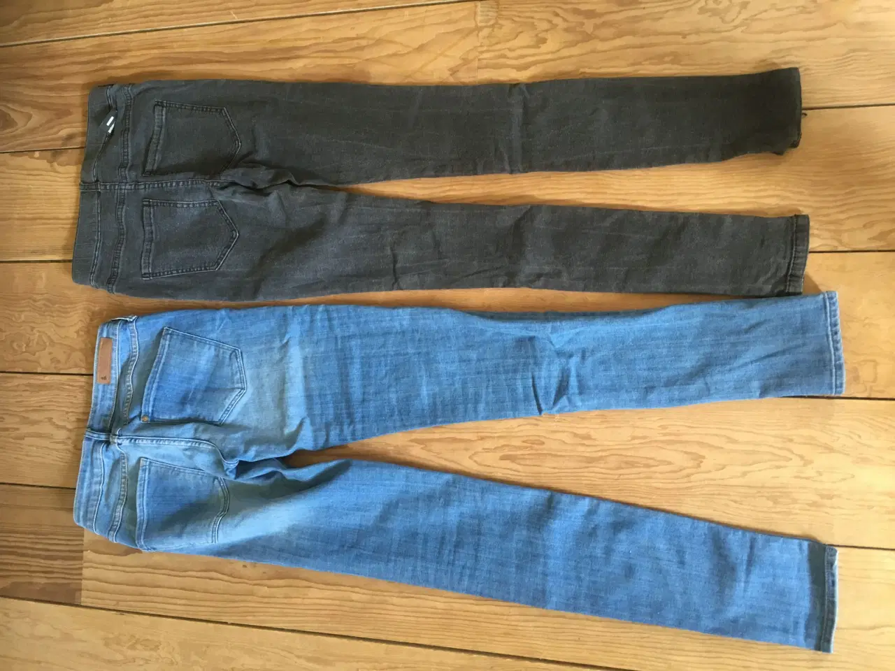 Billede 2 - 2 par jeans str 26/32 (small) 13-14 år, inkl fragt