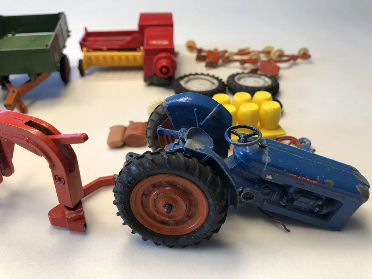 Billede 2 - BRITAINS...TRAKTOR og REDSKABER