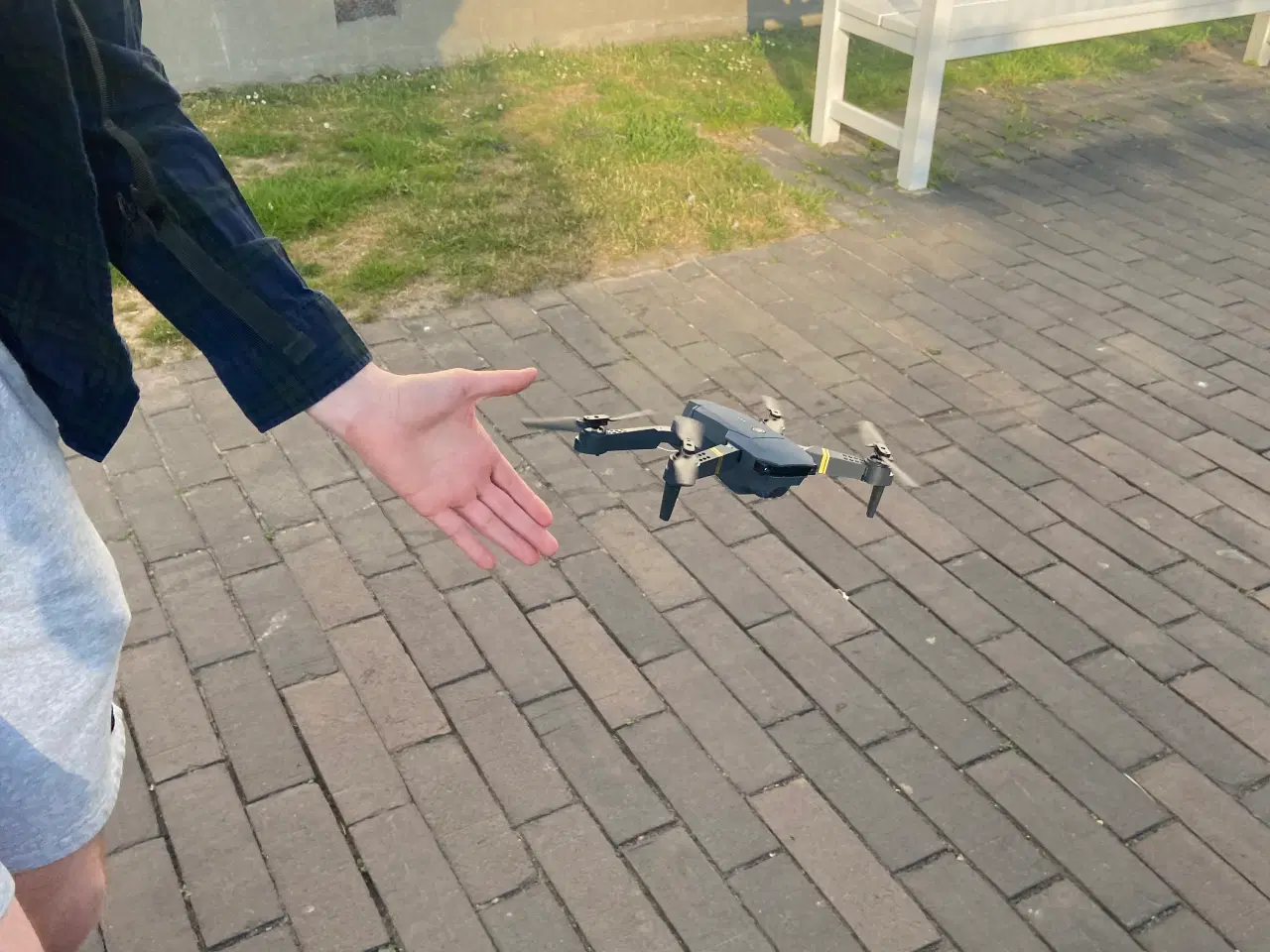 Billede 3 - Drone med kamera, fjernbetjening og 2 batterier