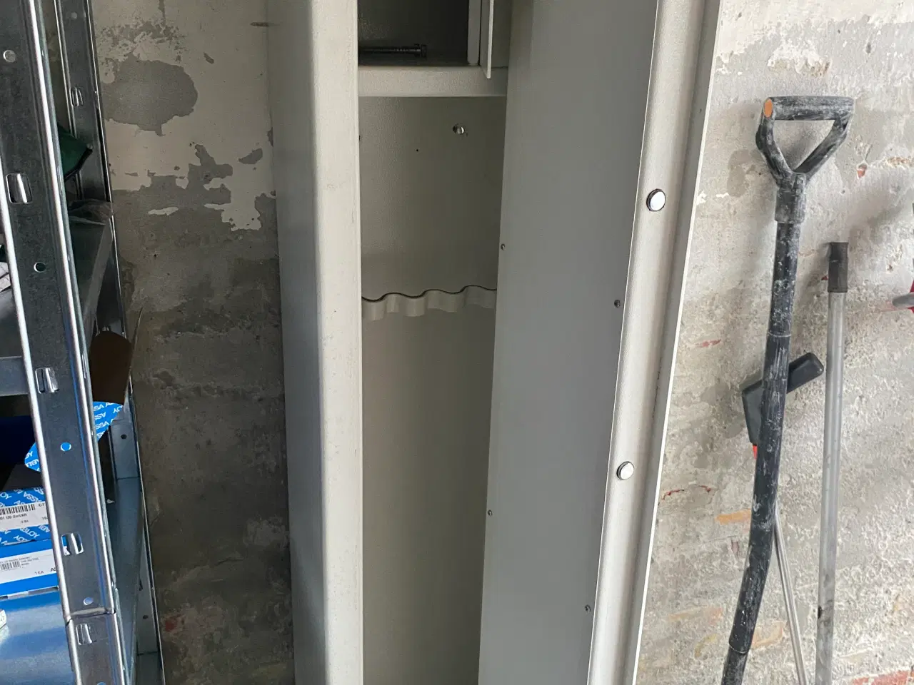 Billede 2 - Våbenskab skafor blå