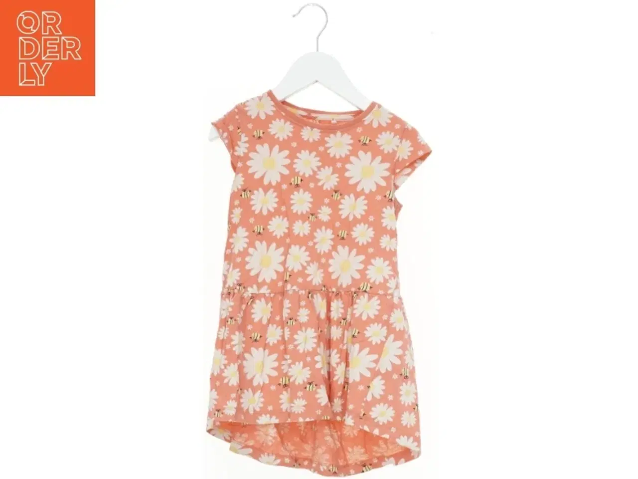 Billede 1 - Børnekjole med blomstermønster fra Basic needs (str. 110)