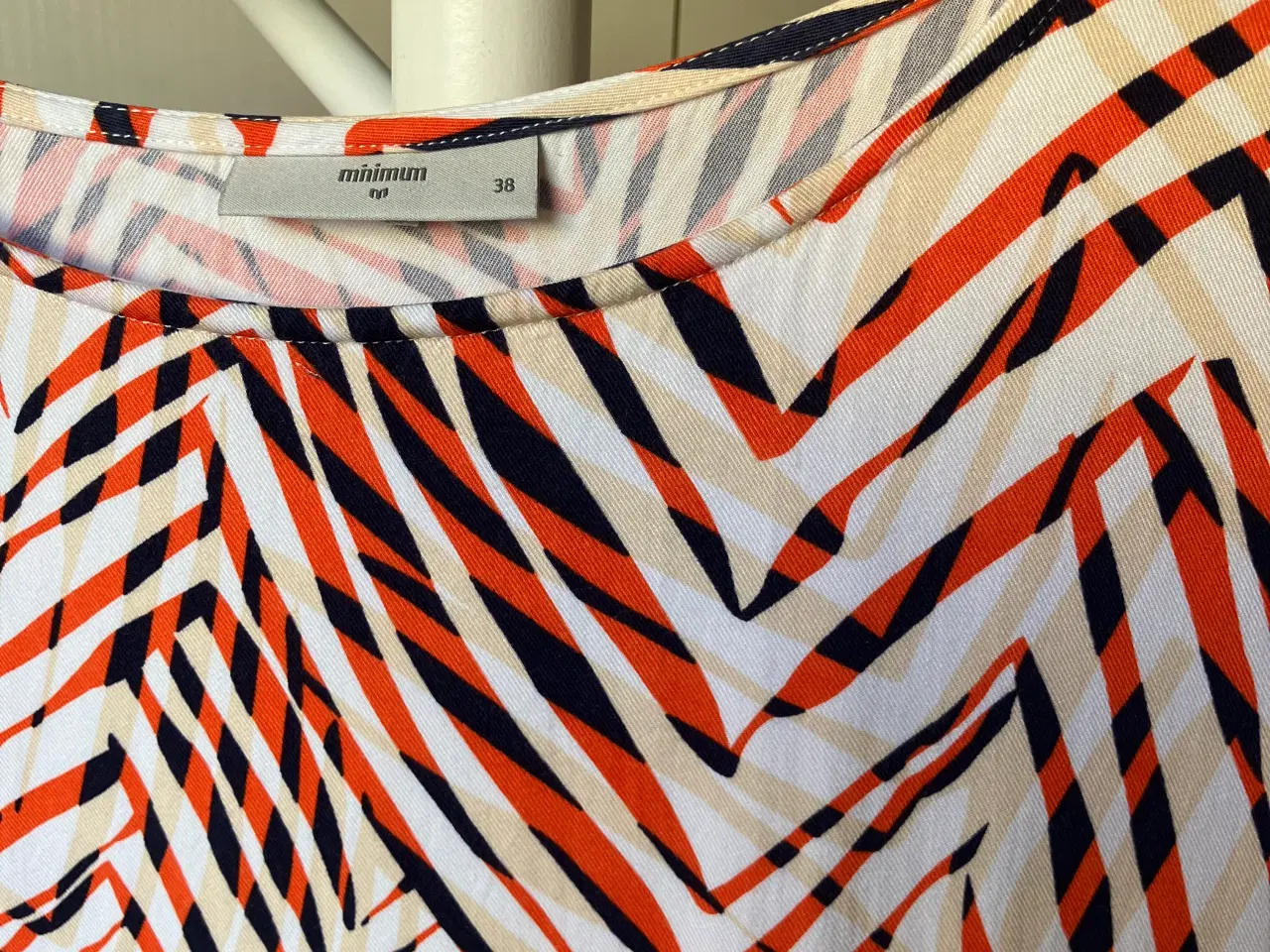 Billede 2 - Minimum ny viskose kjole/tunika i orang,hvid,sort