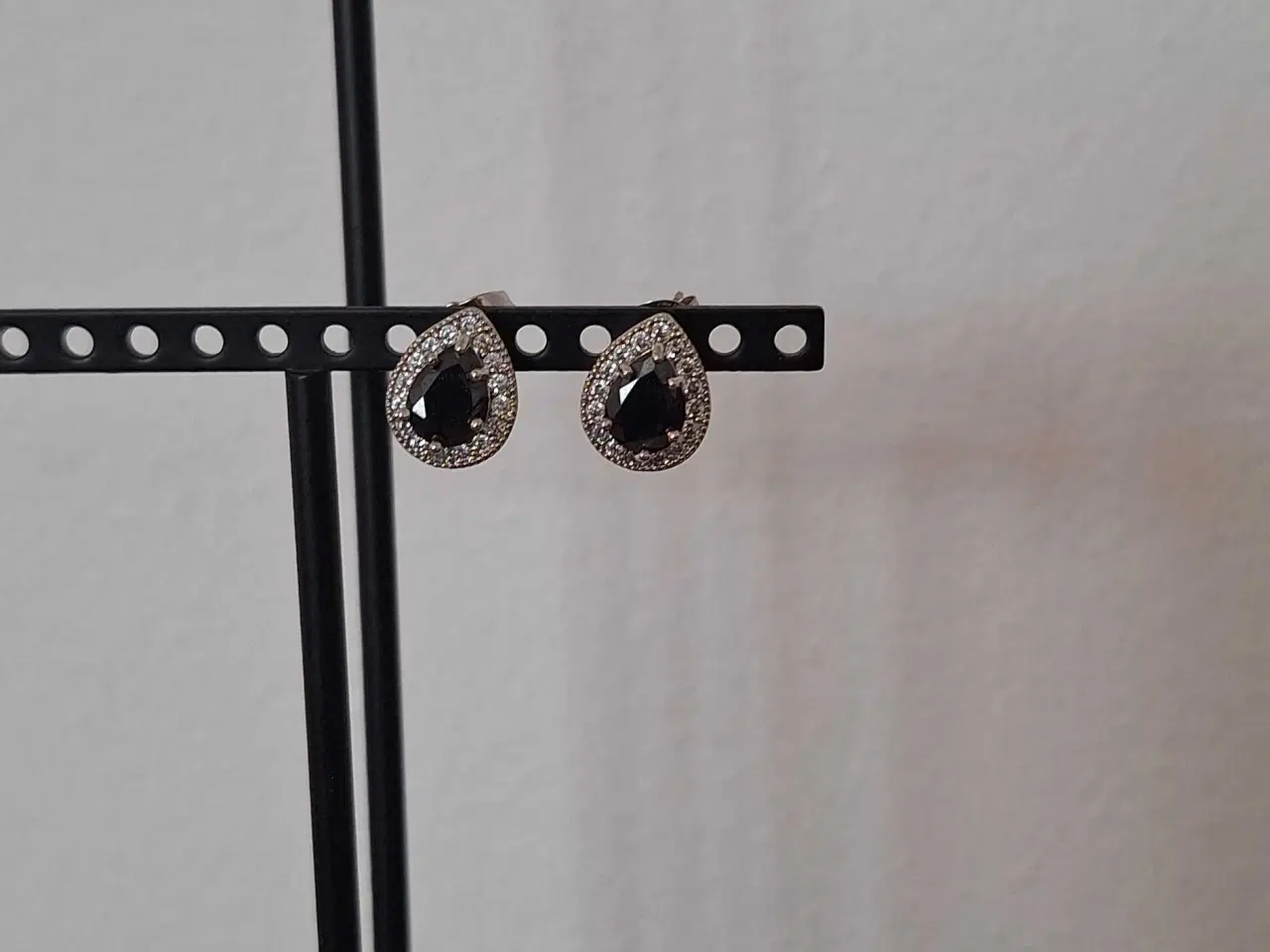 Billede 2 - Dråbeformede ørestikker