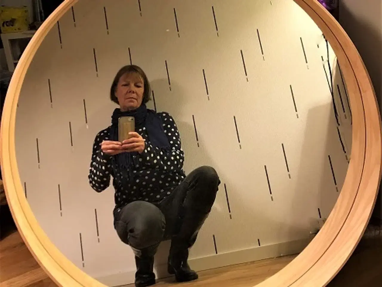 Billede 4 - Stort, rundt spejl med ramme / hylde.