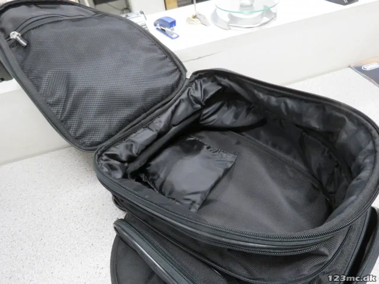Billede 2 - Tanktaske med mange lommer, magneter og regnslag.