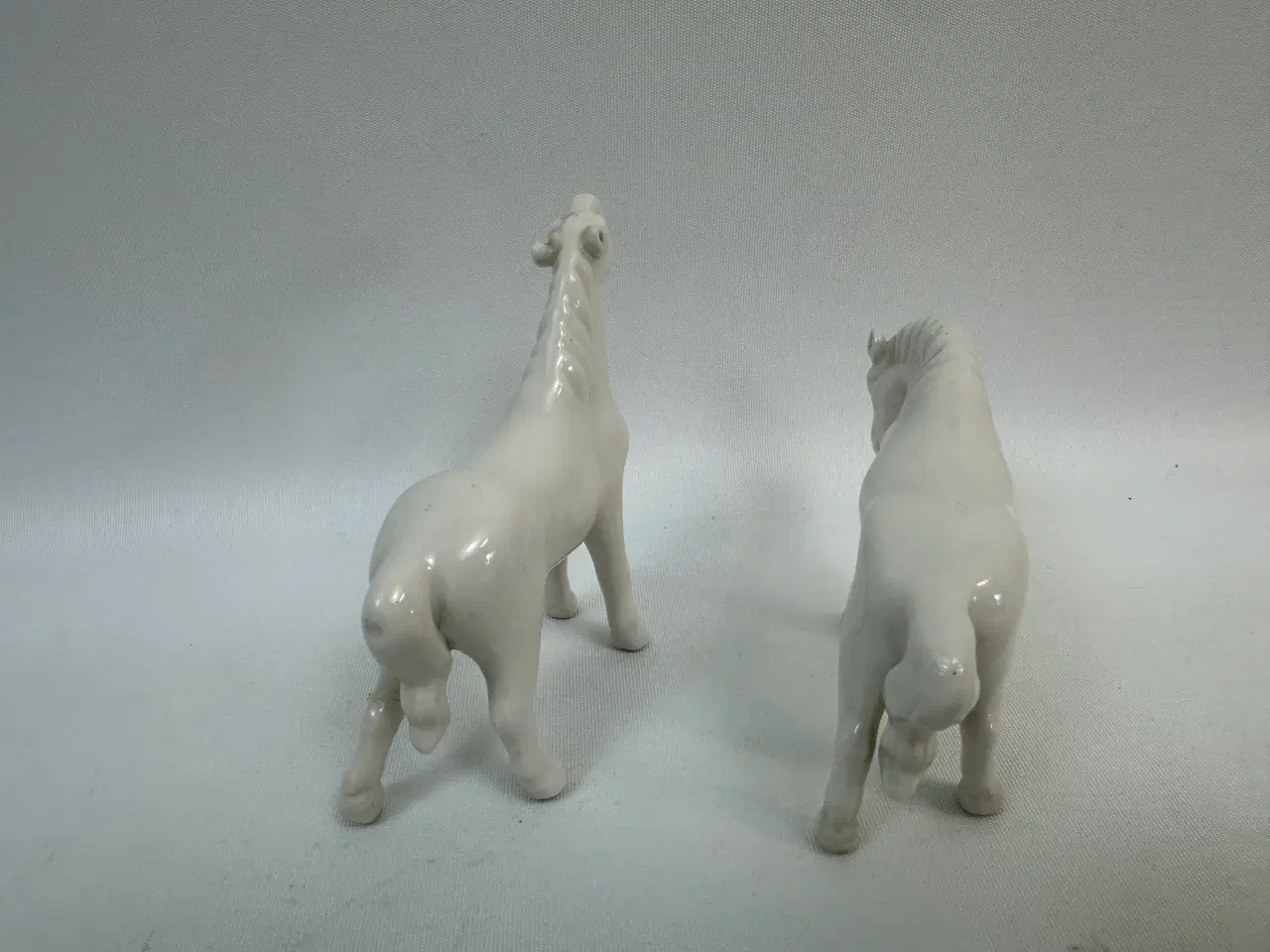 Billede 5 - 2 små hvide porcelænsheste