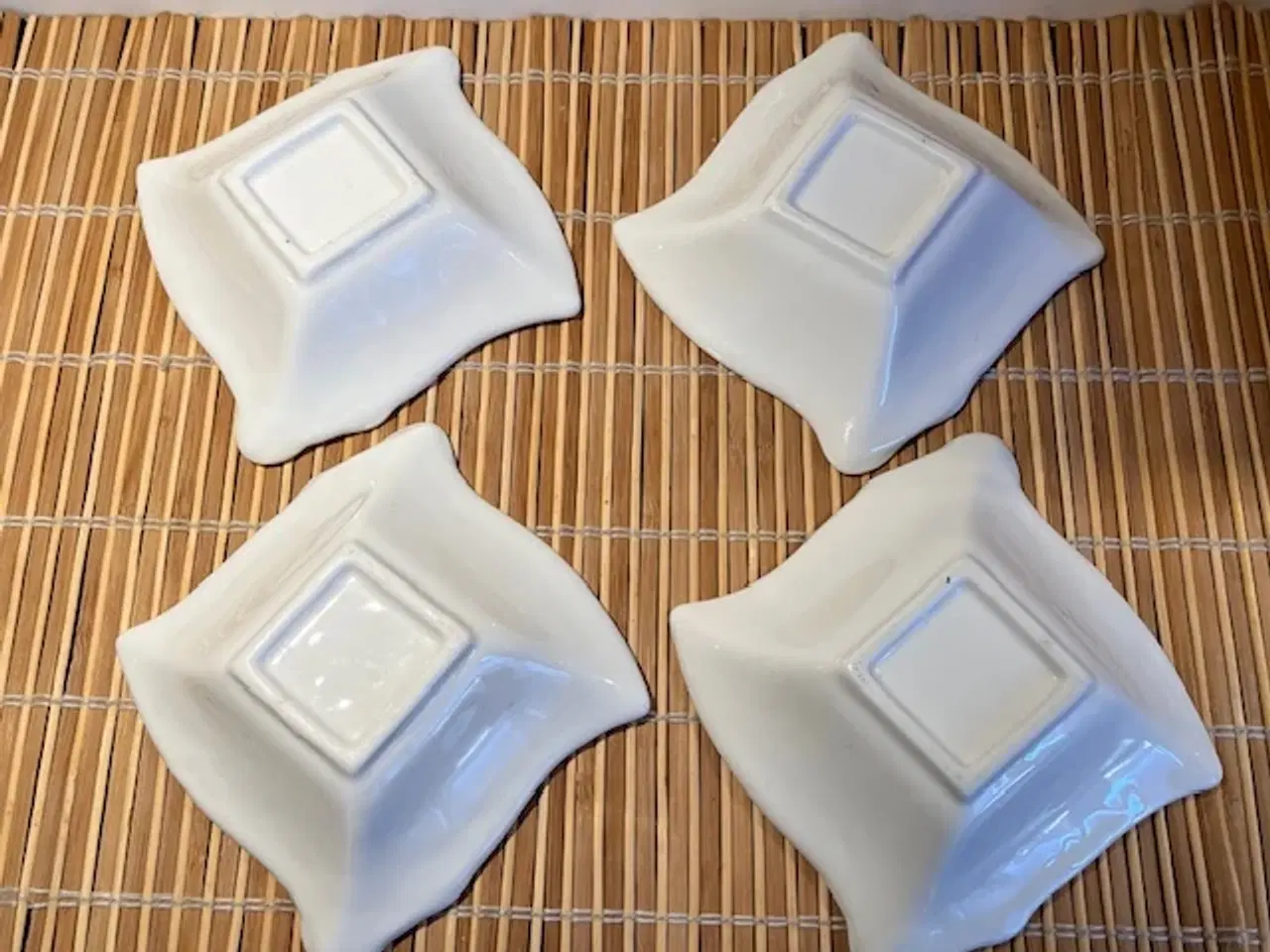 Billede 3 - 4 stk. elegante hvide firkantede skåle relief-kant