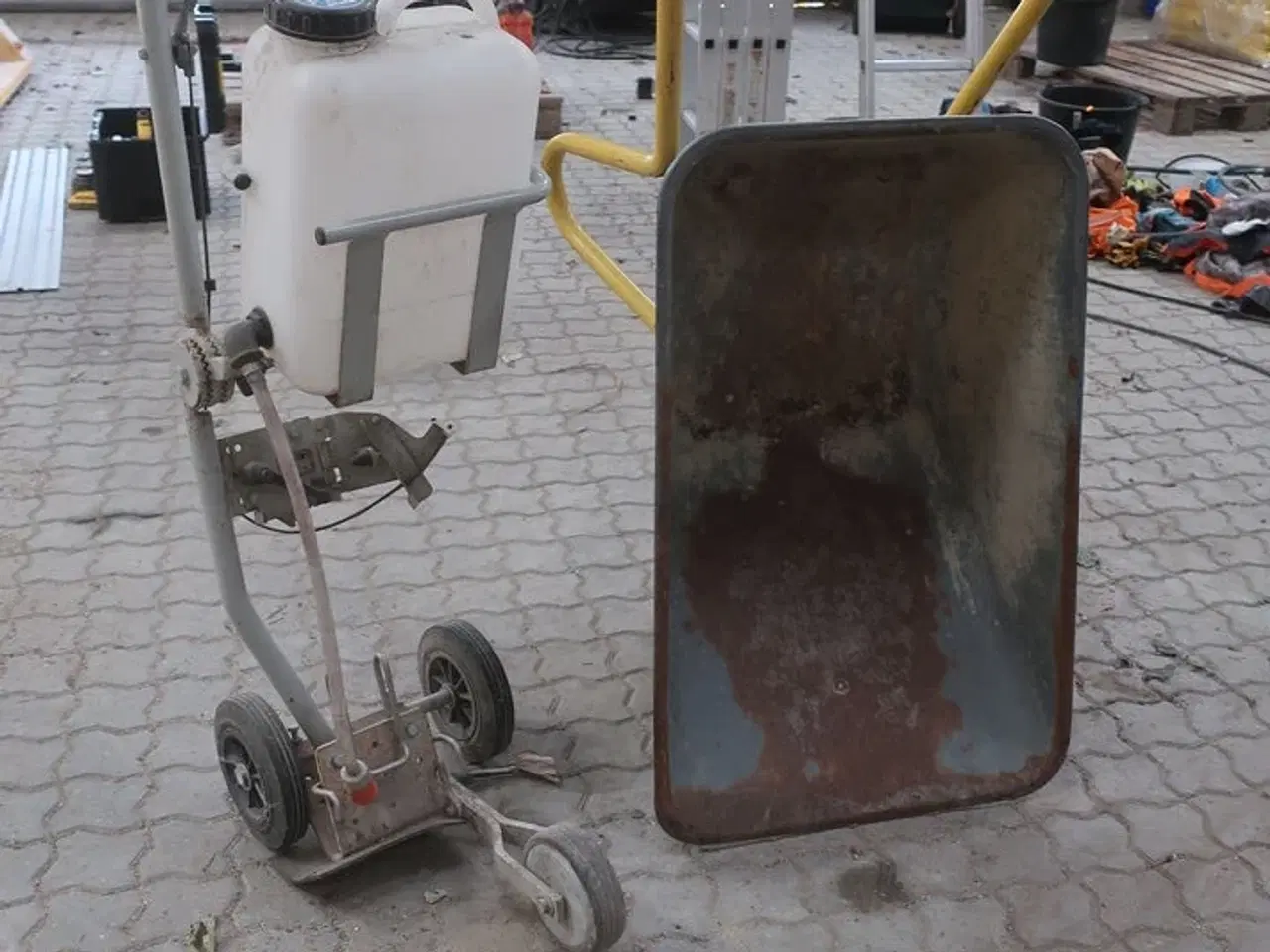 Billede 1 - Trillebør og vandsprøjte