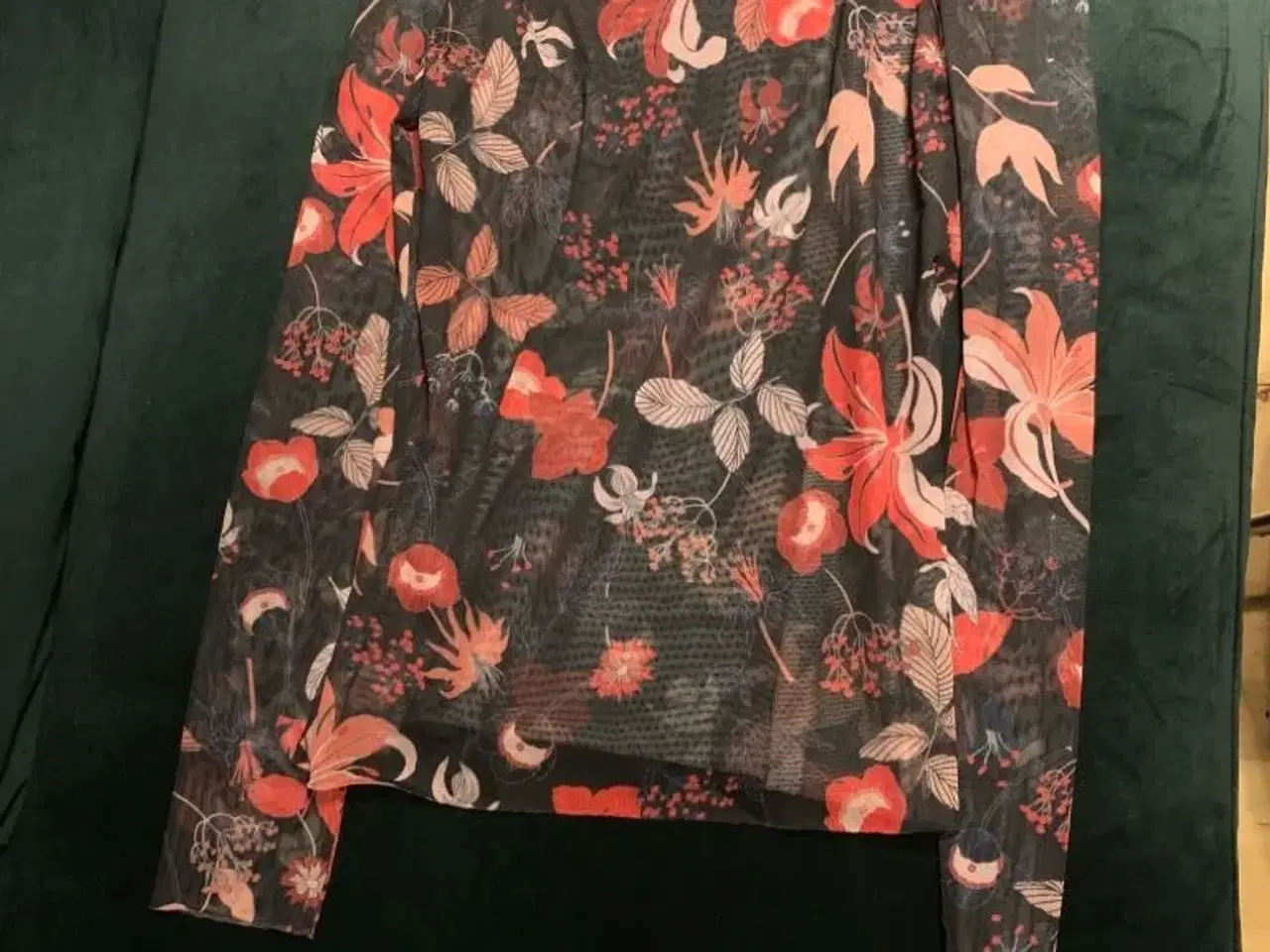 Billede 3 - Bluse med flerfarvede blomster i print
