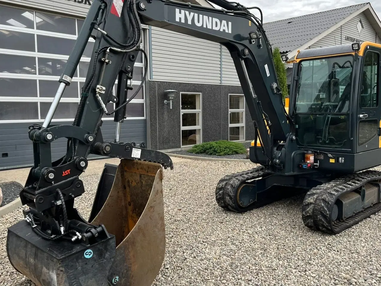 Billede 10 - Hyundai HX55 Med Hydrema skifte og centralsmørring og grab-klo på. Udlejes, også med forkøbsret.