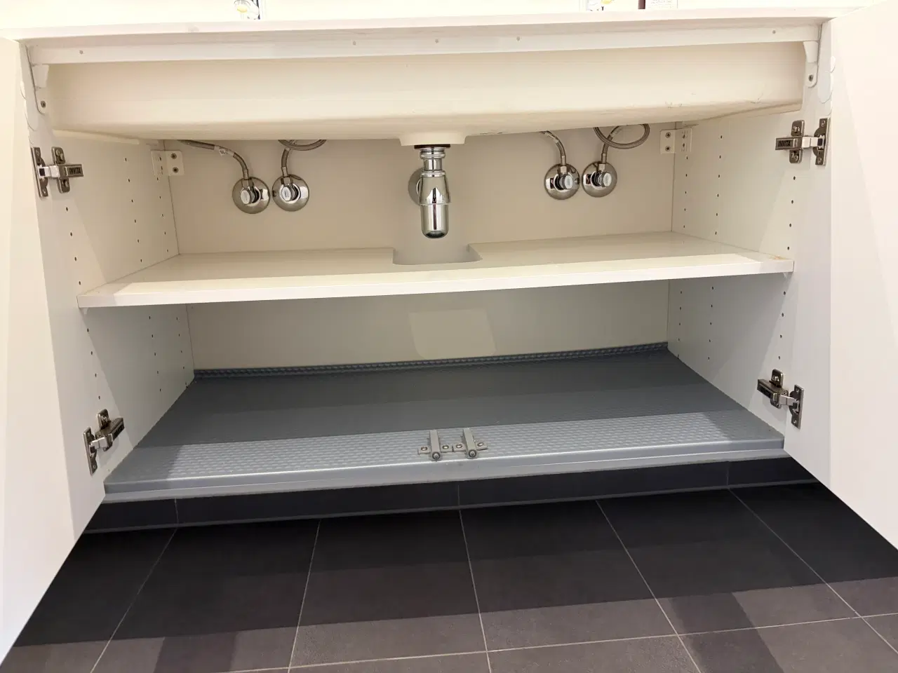 Billede 4 - Badeværelsesmøbel fra Invita med dobbelt vask