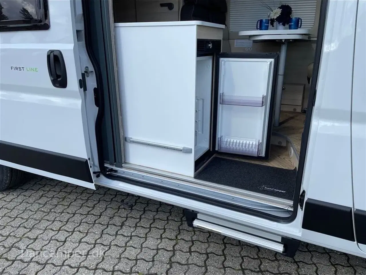 Billede 18 - 2024 - Chausson First Line V594 MAX   Nedsat med kr. 63.000,- Super spændende, kort van med to dobbeltsenge på tværs i køjesystem. 2,2, L motor , 140 HK, solcelle og markise m.m.