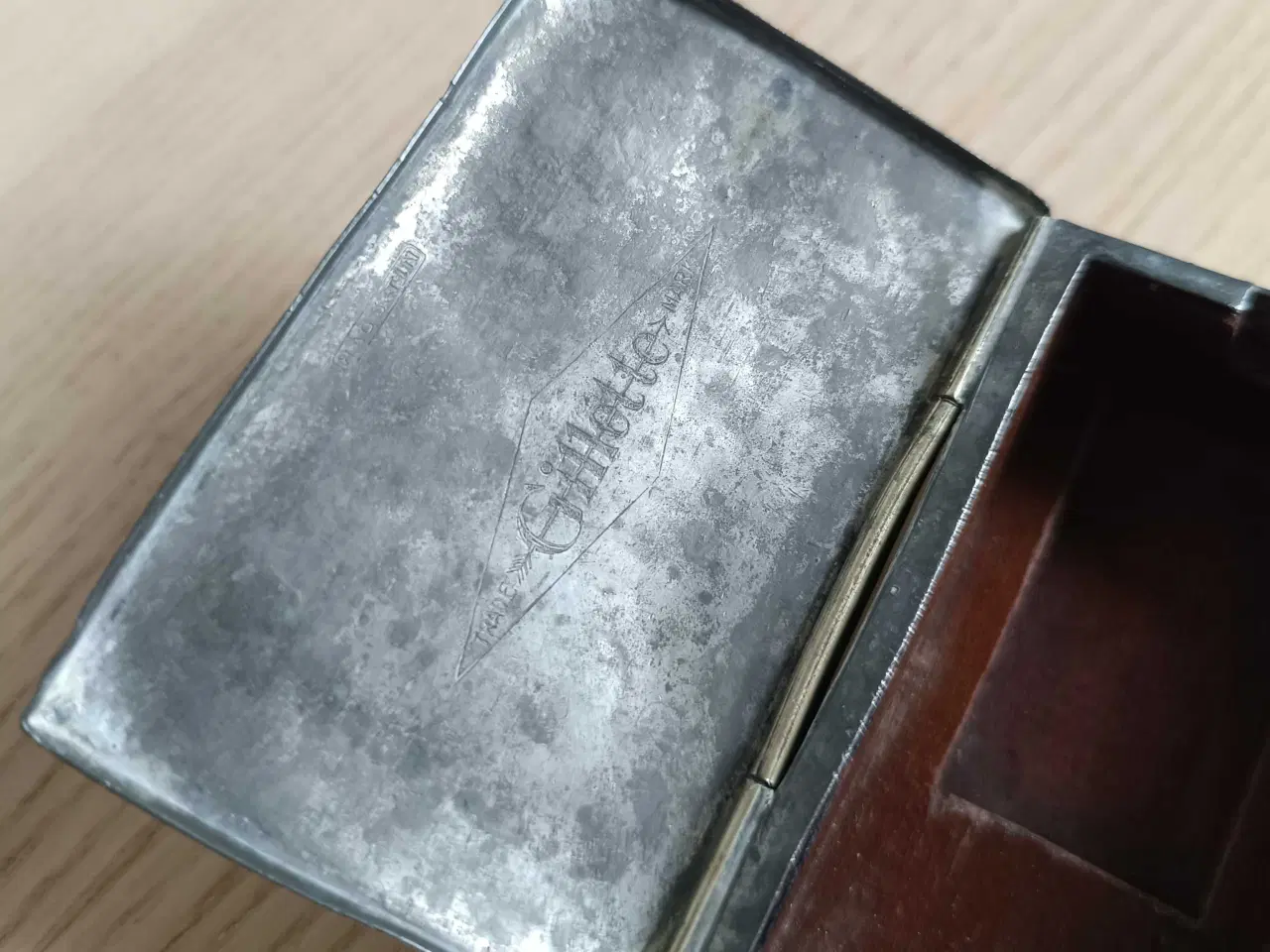 Billede 4 - Gammel Gillette tinæske 