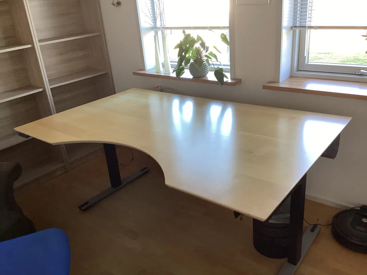 Billede 1 - Et solidt stort hæve/ sænke kontor bord.