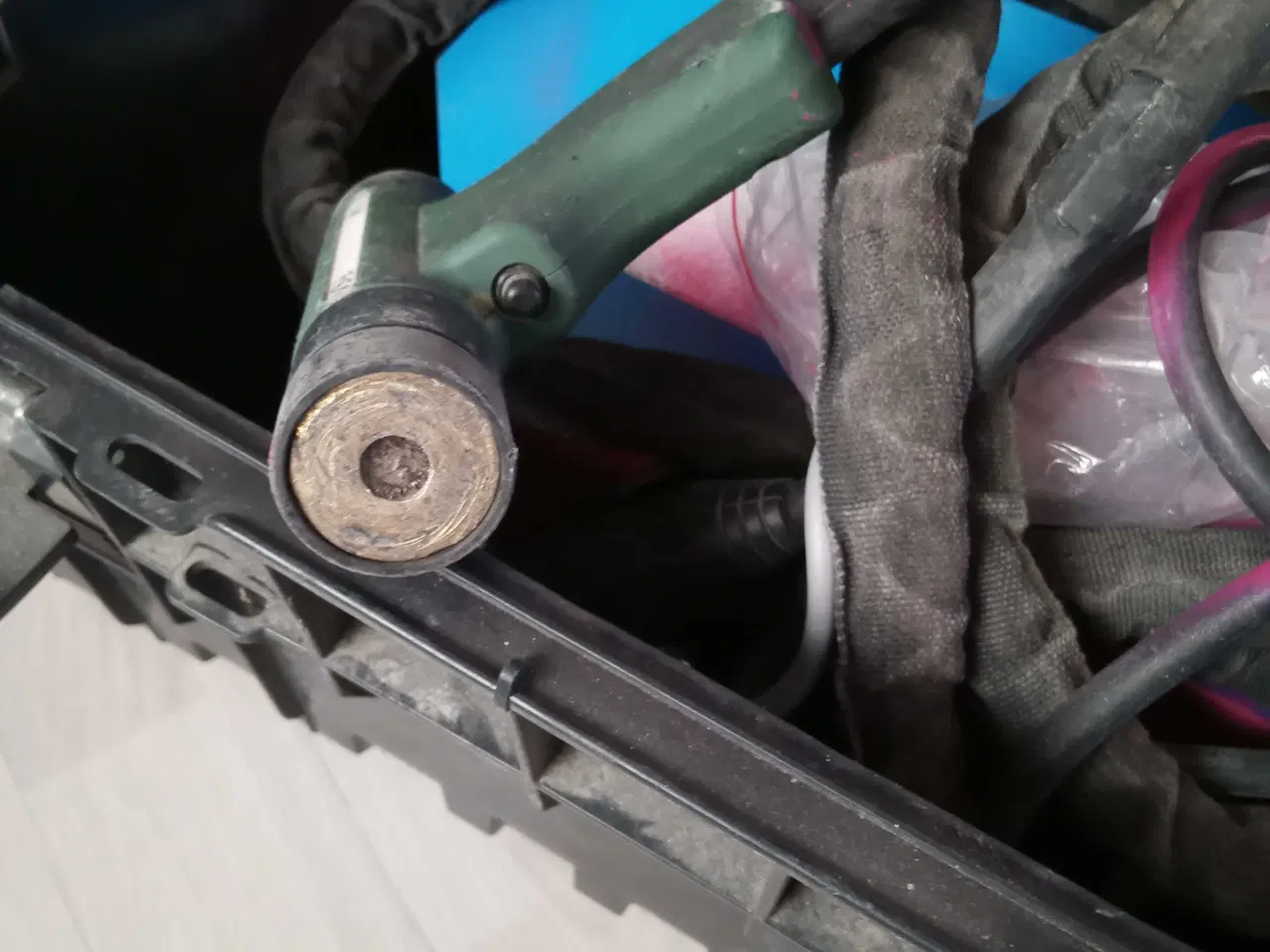 Billede 4 - En svejser til isolering af ventilationsanlæg 