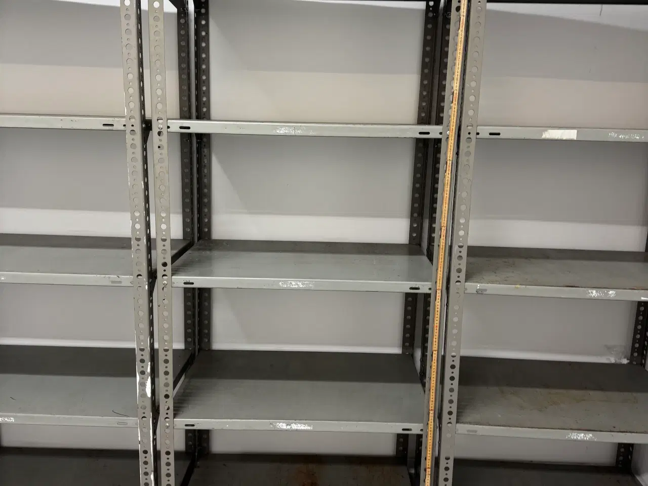 Billede 2 - Robust reolsystem med hvide 20mm træ hylder