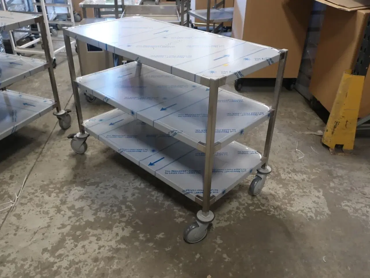 Billede 2 - Kørebord 600x1100mm m/vulstkant m/over og 2 underhylder
