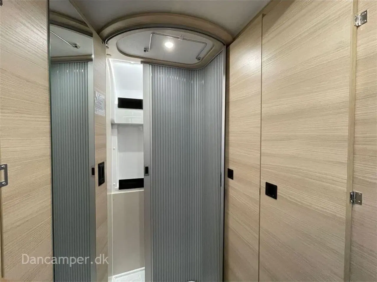Billede 19 - 2025 - Chausson F&S Line TILBUDSPRIS kr. 931.800,- SPAR kr. 21.600,- Van som familiecamper med 5 selepladser, pop-up og masser af sovepladser på kun 5,99 m længde.