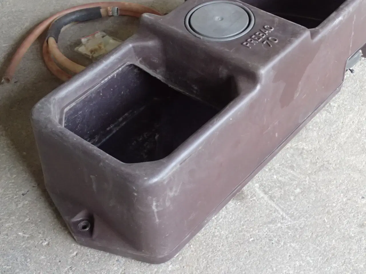 Billede 3 - Vandtrug 70 liter med svømmer.                 