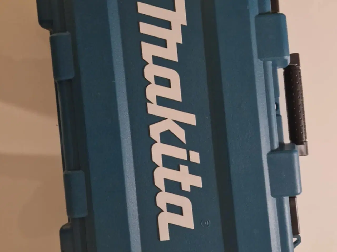 Billede 1 - Makita batterier og oplader + kasse