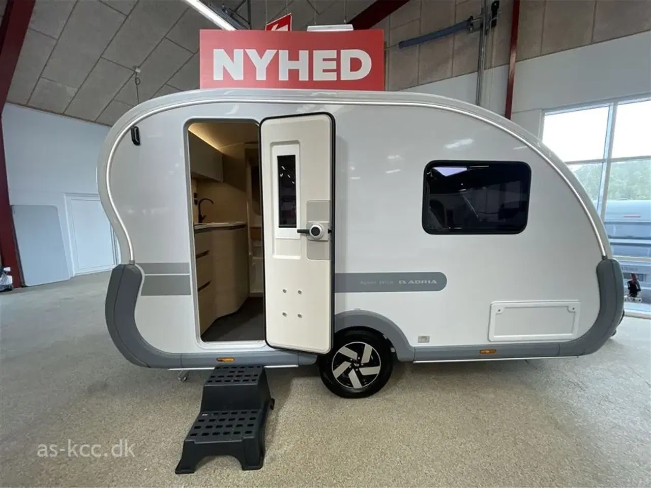 Billede 5 - 2026 - Adria Action 391 LH   Adria Action 391 LH Classic årg. 2026  Generation 2 ny ude og inde. Denne vogn er med soundbar.