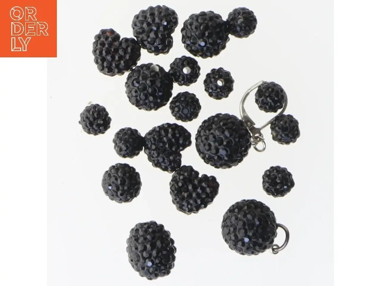 Billede 1 - Sort perlesæt med vedhæng og smykkeperler (str. 10 mm)