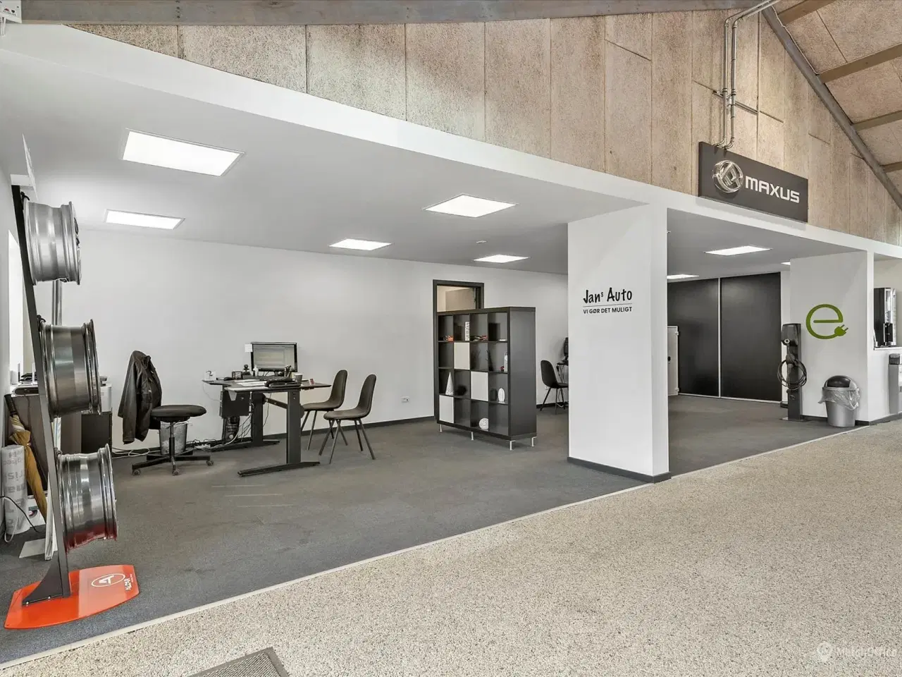 Billede 6 - Bilforretning med meget udenomsplads