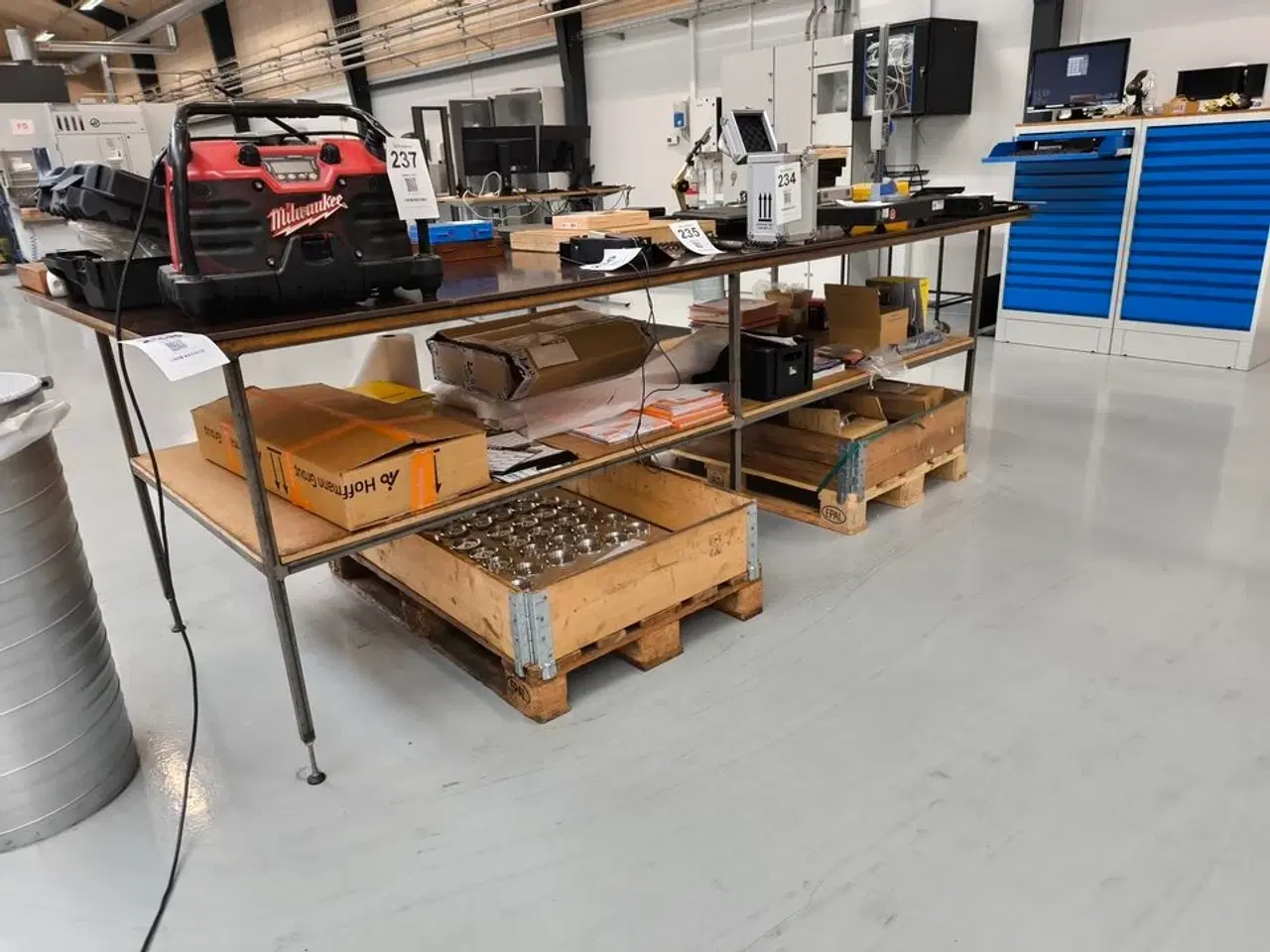Billede 1 - Arbejdsbord (UDEN INDHOLD!)
